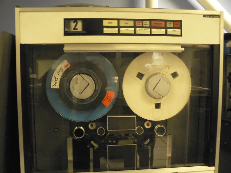 Reel-to-reel tape machine